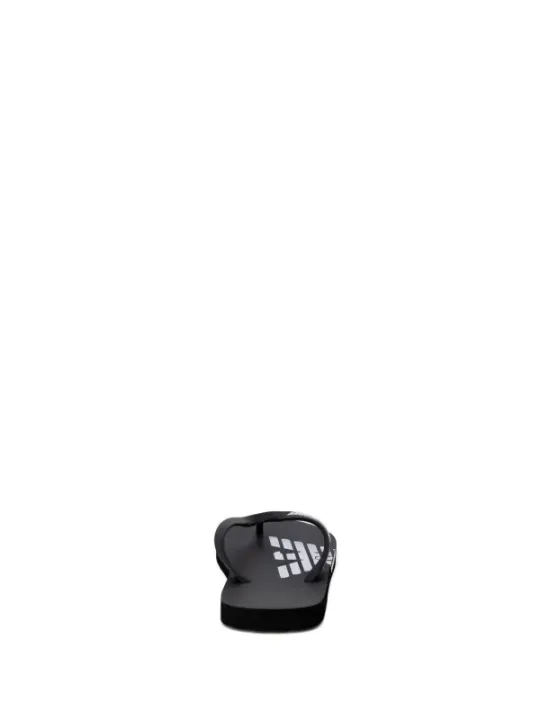 Schwarze Kappe mit weißem Logo