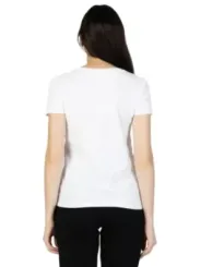 Weißes T-Shirt, schwarze Hose