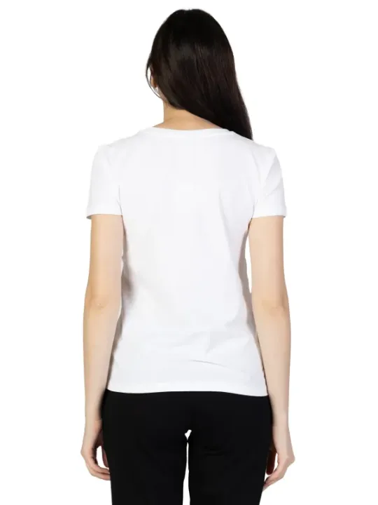 Weißes T-Shirt, schwarze Hose