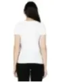 Weißes T-Shirt, schwarze Hose