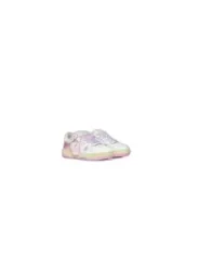 Weiße Sneaker mit pinkfarbenen Akzenten