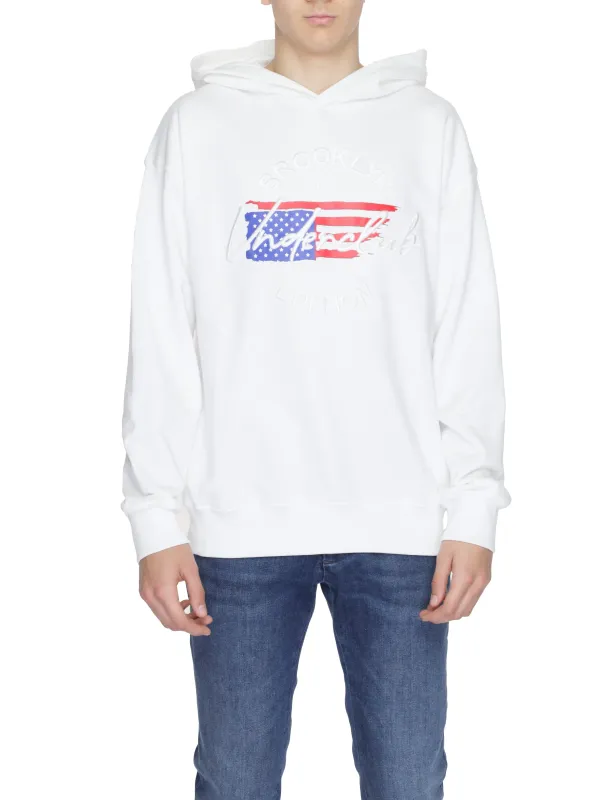 Junge trägt Underclub Kapuzenpullover weiß Junge trägt Underclub Kapuzenpullover weiß