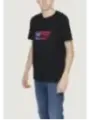 Schwarzes T-Shirt mit rotem Logo