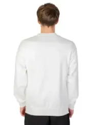 Mann trägt ein weißes Sweatshirt hinten