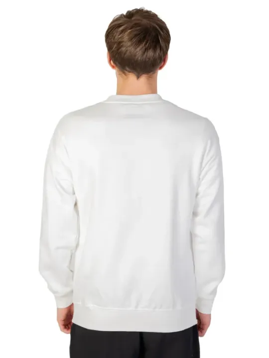 Mann trägt ein weißes Sweatshirt hinten