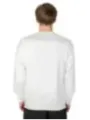 Mann trägt ein weißes Sweatshirt hinten
