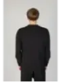 Mann trägt schwarzen Sweatshirt hinten