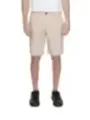 Beige Shorts mit schwarzen Schuhen