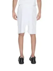 Modell trägt weiße Icon Shorts