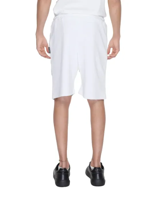 Modell trägt weiße Icon Shorts