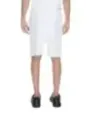 Modell trägt weiße Icon Shorts