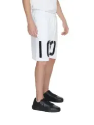 Weiße Shorts mit schwarzer Schrift