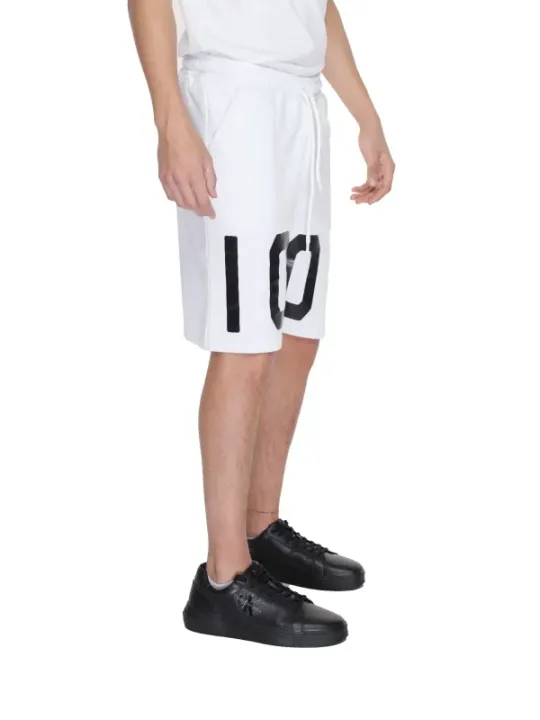 Weiße Shorts mit schwarzer Schrift