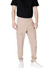 Mann trägt bequeme Ea7 Jogginghosen