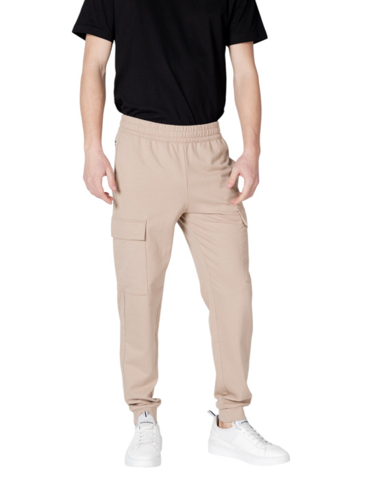 Mann trägt bequeme Ea7 Jogginghosen