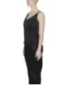Schwarzes trägerloses Wickeloberteil und Hose