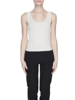 Weißes Tanktop mit schwarzen Hosen