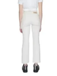Weiße Jeans mit ausgestelltem Bein