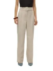 Beige Hose und schwarzer Body