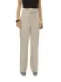 Beige Hose und schwarzer Body
