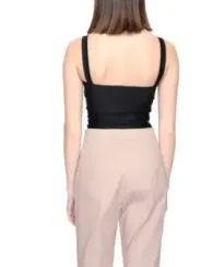 Schwarzes Top, beige Hose klassisch