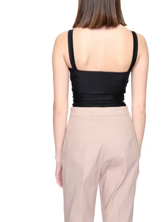 Schwarzes Top, beige Hose klassisch