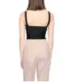 Schwarzes Top, beige Hose klassisch