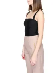 Schwarzes Tanktop mit Kreuzdetails