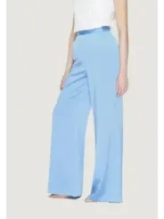 Weißes Top, hellblaue Hosen.