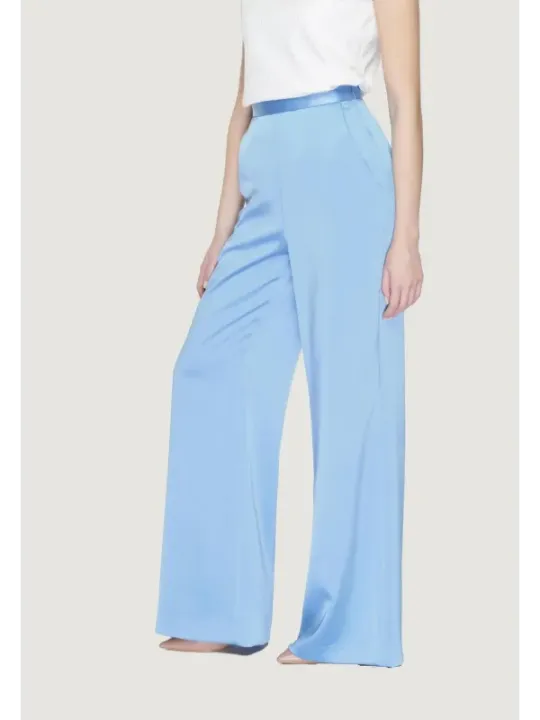 Weißes Top, hellblaue Hosen.