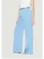 Weißes Top, hellblaue Hosen.