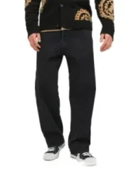 Schwarze Jeans, lässiger Cardigan und Sneaker