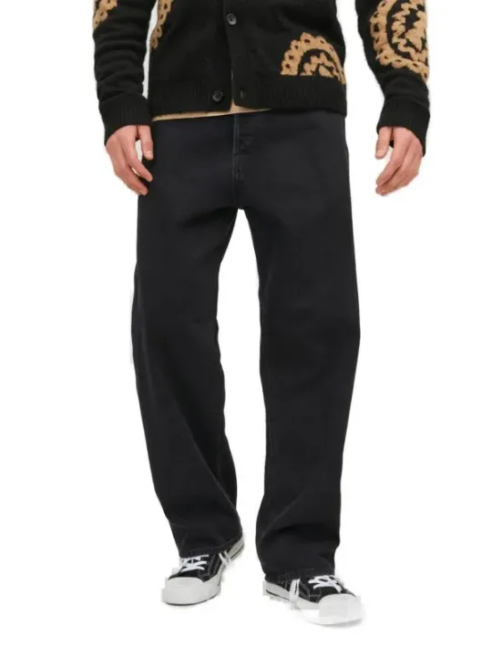 Schwarze Jeans, lässiger Cardigan und Sneaker