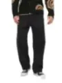 Schwarze Jeans, lässiger Cardigan und Sneaker