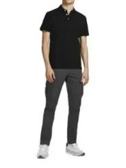 Männermodel trägt Polohemd und Sneaker