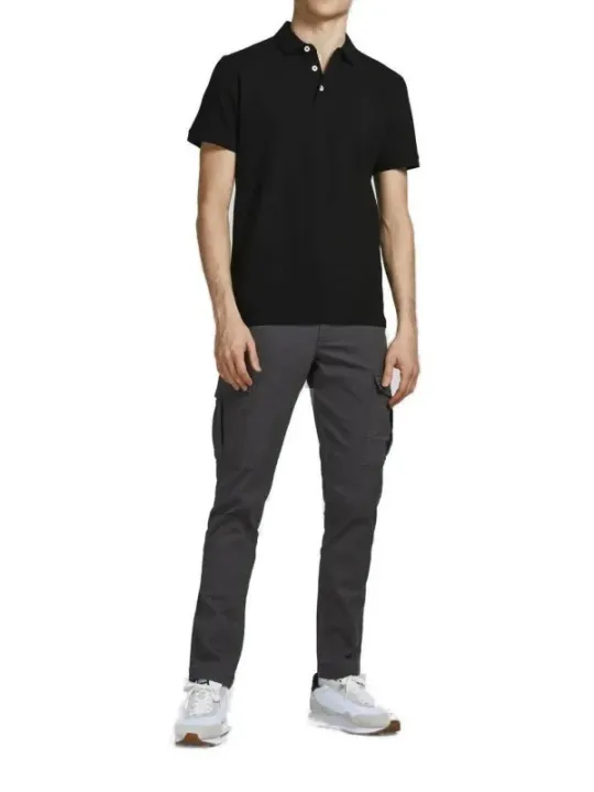 Männermodel trägt Polohemd und Sneaker