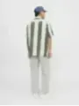 Gestreiftes Hemd mit grauer Hose