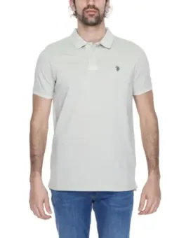 Mann trägt U.S. Polo Assn. Poloshirt