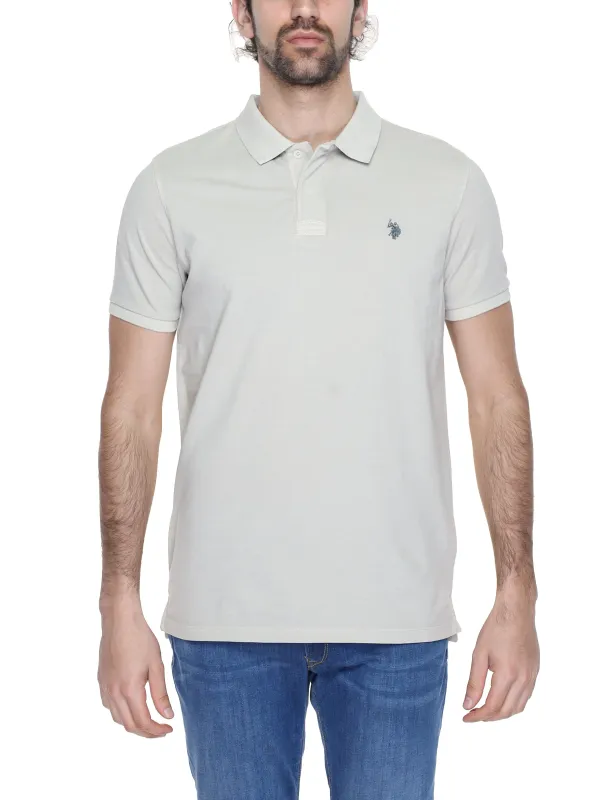Mann trägt U.S. Polo Assn. Poloshirt Mann trägt U.S. Polo Assn. Poloshirt