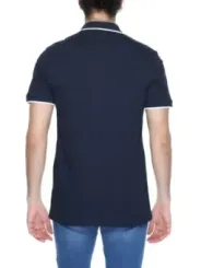 Mann trägt blaues Boss Poloshirt