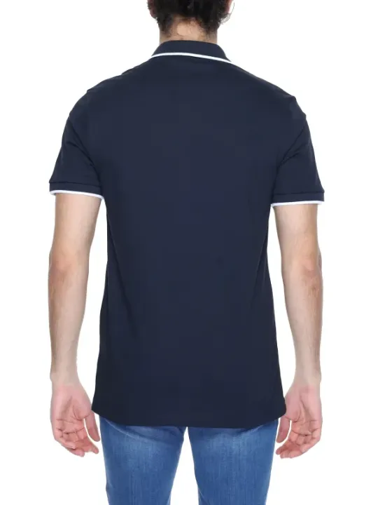 Mann trägt blaues Boss Poloshirt