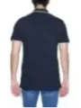 Mann trägt blaues Boss Poloshirt