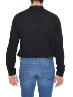 Mann trägt Antony Morato Hemd