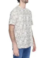 Weißes Camouflage T-Shirt mit Jeans