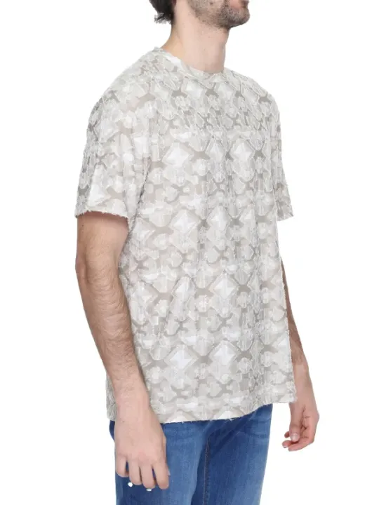Weißes Camouflage T-Shirt mit Jeans