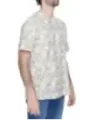 Weißes Camouflage T-Shirt mit Jeans