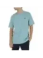 Blaues T-Shirt mit Schmetterling.