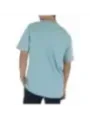 Mann trägt Lyle & Scott T-Shirt