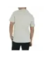 Mann trägt weißes Lyle & Scott Poloshirt
