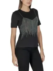 Schwarzes Pailletten-Tanktop, blonde Frau